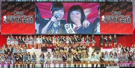 指原やＡＫＢ４８グループメンバーと歌い感極まるドラフト指名された村川緋杏＝有明コロシアム（撮影・堀内翔）