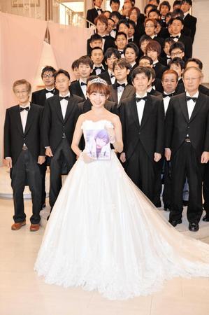 　５０人の花婿たちと記念写真に収まるウエディングドレス姿の小嶋陽菜＝東京港区のアーフェリーク白金（撮影・園田高夫）