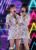 ライブを盛り上げる（左から）高橋みなみ、島崎遥香＝ヤフオクドーム（撮影・堀内翔）