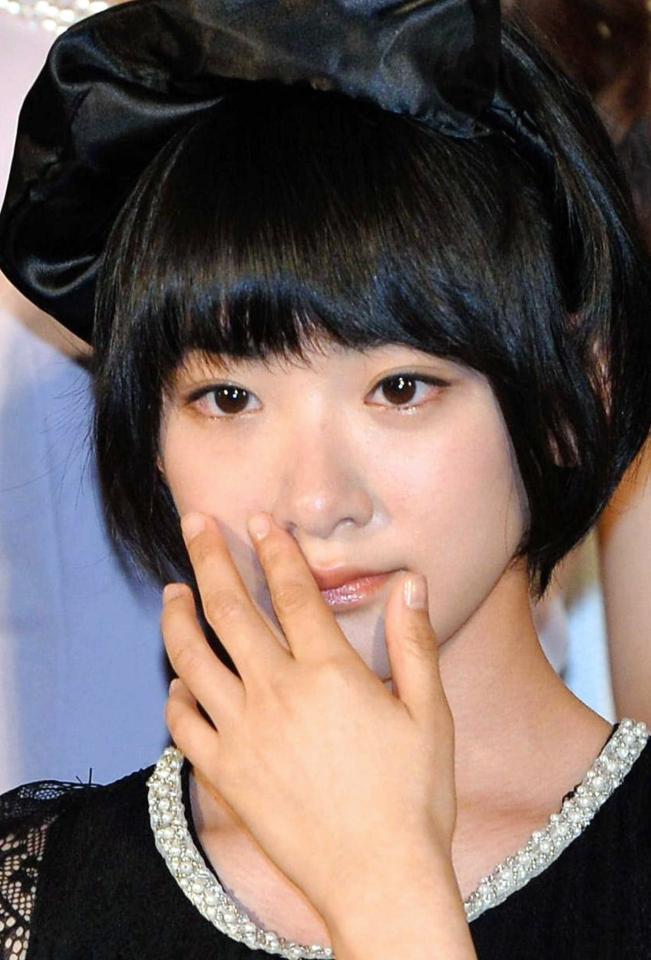 　映画の舞台あいさつでお母さんのことを思い出し涙する生駒里奈＝東京・六本木（撮影・村中拓久）