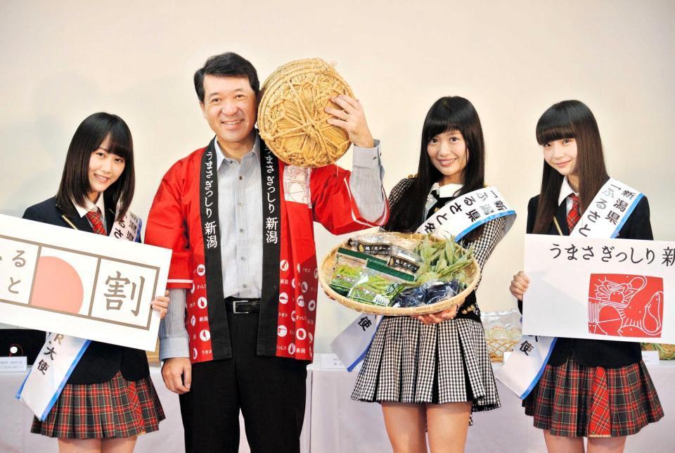 　泉田裕彦知事と名産品をＰＲしたＮＧＴ４８・北原里英（左から３人目）＝東京・表参道