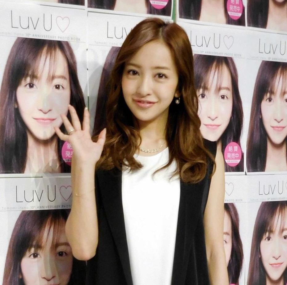 　フォトブック「Ｌｕｖ　Ｕ♡」の発売記念イベントを行った板野友美＝東京都内