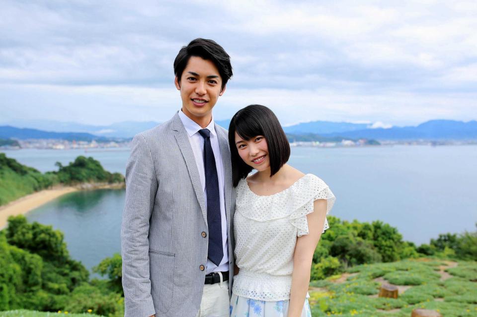 　大野拓朗を相手役に恋人峠で撮影した横山由依＝愛媛・興居島