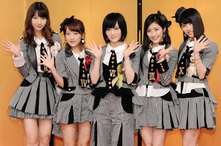 　　主題歌発表会見で記念撮影に納まるＡＫＢ４８の（左から）柏木由紀、高橋みなみ、山本彩、渡辺麻友、横山由依