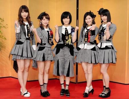 ８月１８日、主題歌発表会見でポーズを決めるＡＫＢ４８の（左から）柏木由紀、高橋みなみ、山本彩、渡辺麻友、横山由依＝東京・ＮＨＫ（撮影・開出牧）