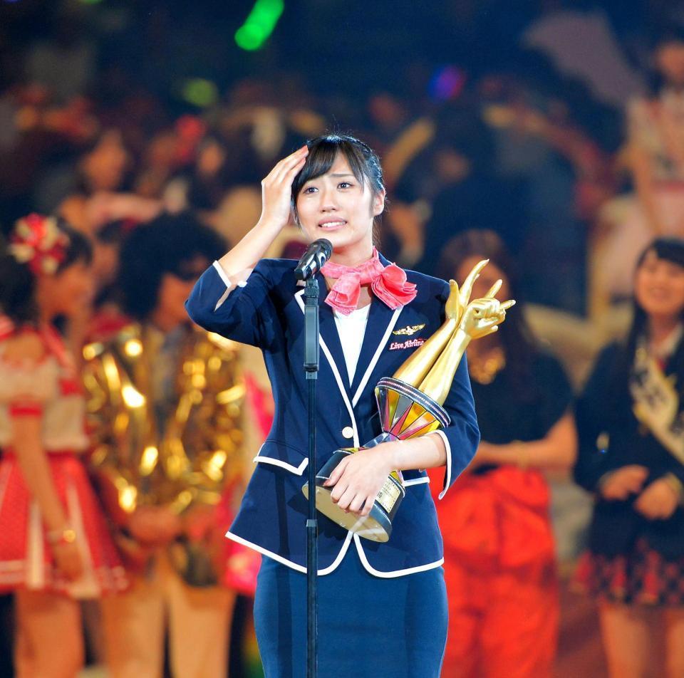 涙を流しながら優勝のスピーチをする藤田奈那＝横浜アリーナ（撮影・堀内翔）