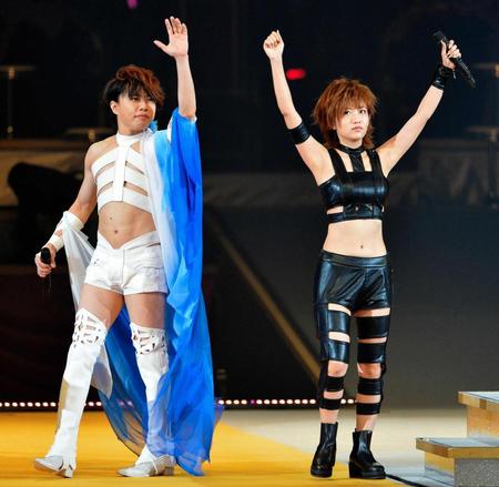 　西川貴教とそろいの衣装で再登場する高橋みなみ（右）