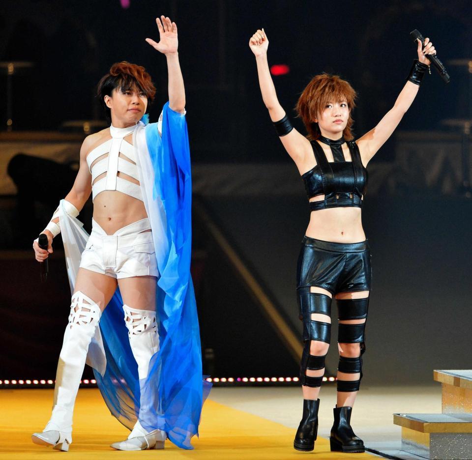 　西川貴教とそろいの衣装で再登場する高橋みなみ（右）