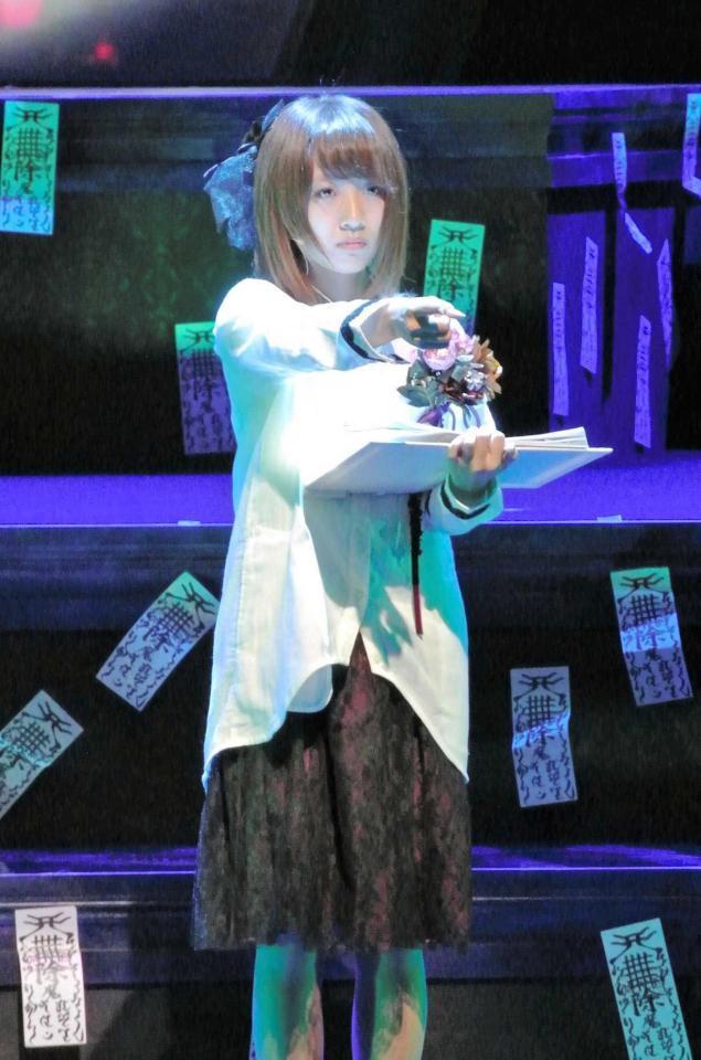 　ホラーらしいセットで朗読する高橋みなみ＝東京・六本木