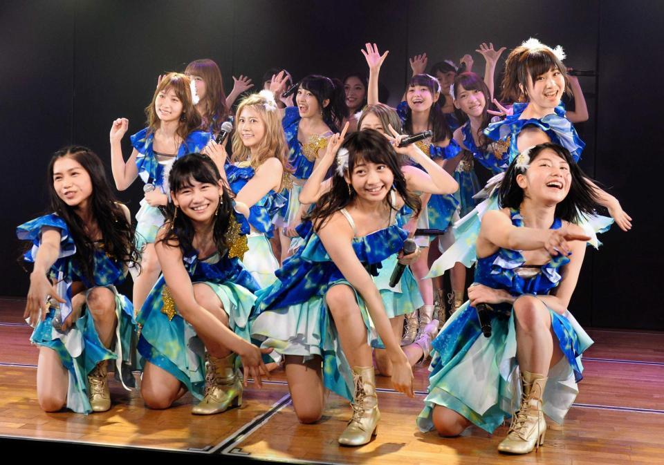 　田中将大投手がプロデュースした公演を行った横山由依（前列右端）らＡＫＢ４８。野球にちなんだ振り付けも採り入れられた＝東京・ＡＫＢ４８劇場（撮影・村中拓久）