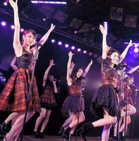 会場を盛り上げる（左から）前田敦子、大島優子らＯＢ＝ＡＫＢ４８劇場（提供写真）