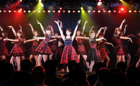 前田敦子（中央）ら多数のＯＢも参加し劇場１０周年記念公演を行うＡＫＢ４８＝ＡＫＢ４８劇場（提供写真）