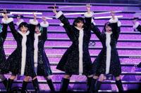 黒のサンタ風コートをまとった乃木坂46＝東京・日本武道館