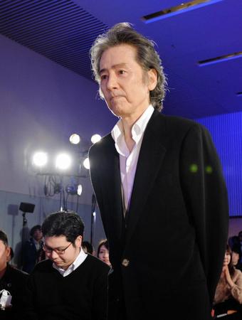 スポットライトを浴びながら会場入りする田村正和＝東京・六本木のテレビ朝日（撮影・西岡正）