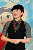 バイト経験もあるマクドナルドの制服姿の横山由依＝東京・百人町