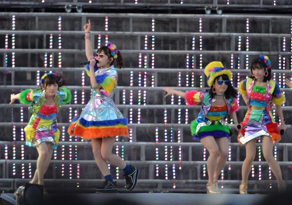 「ＰＥＲＦＥＣＴ　ＨＵＭＡＮ」のカバーでライブをスタートさせたＡＫＢ４８＝横浜スタジアム