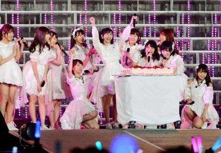 ２２歳の誕生日を祝福される渡辺麻友（中央）＝横浜スタジアム