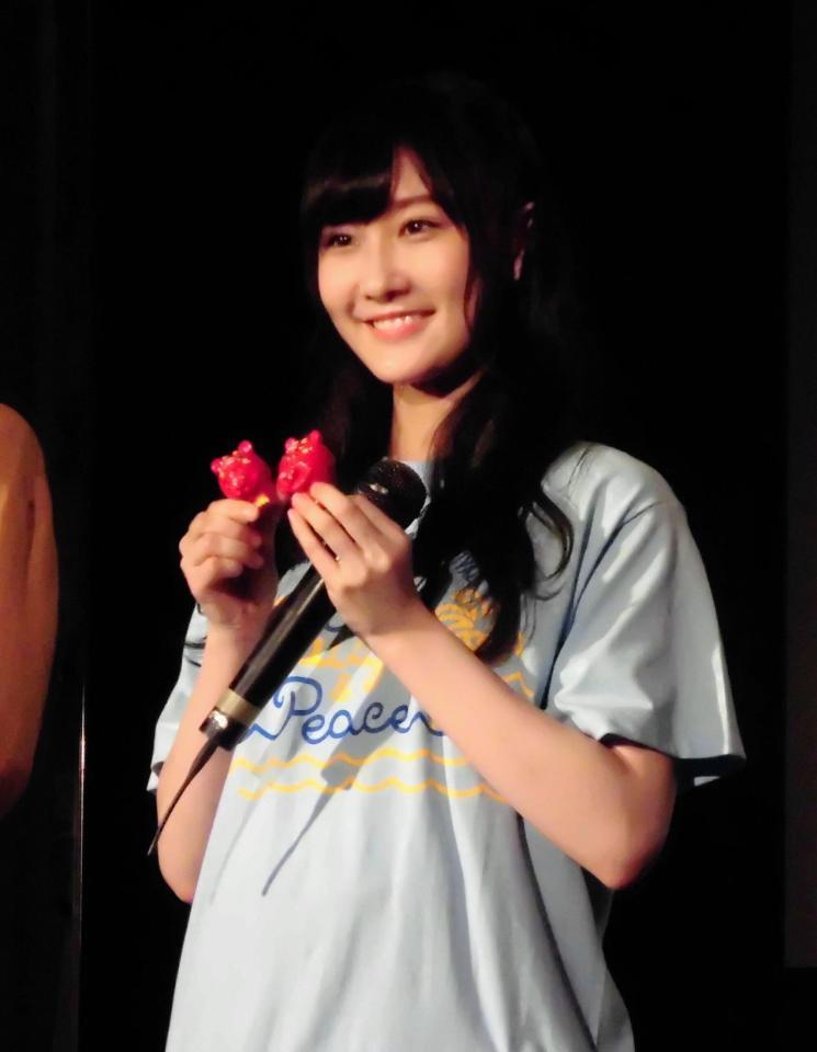 両手のシーサーをアピールするＮＭＢ４８・矢倉楓子＝沖縄・那覇市内