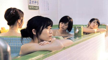 　新曲ＭＶで銭湯の入浴シーンを披露した（左から）柏木由紀、渡辺麻友、山本彩、向井地美音