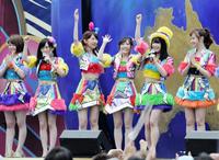 サプライズ発表する横山由依（右から２人目）＝ユニバーサル・スタジオ・ジャパン