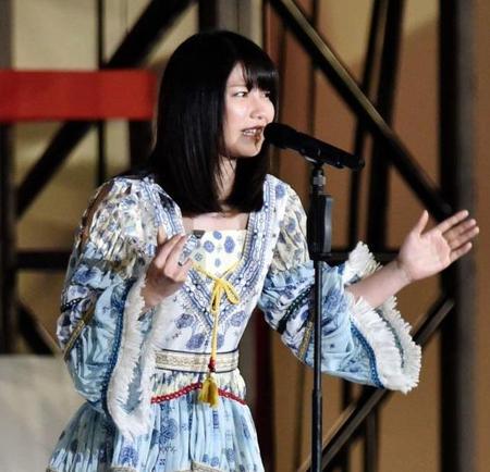 １１位となり、涙でスピーチをするＡＫＢ４８・横山由依＝ＨＡＲＤ　ＯＦＦ　ＥＣＯスタジアム新潟（撮影・佐々木彰尚）