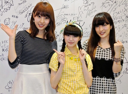 　かつてのホームであるアキバに凱旋したＮＭＢ４８の（左から）藤江、市川、梅田