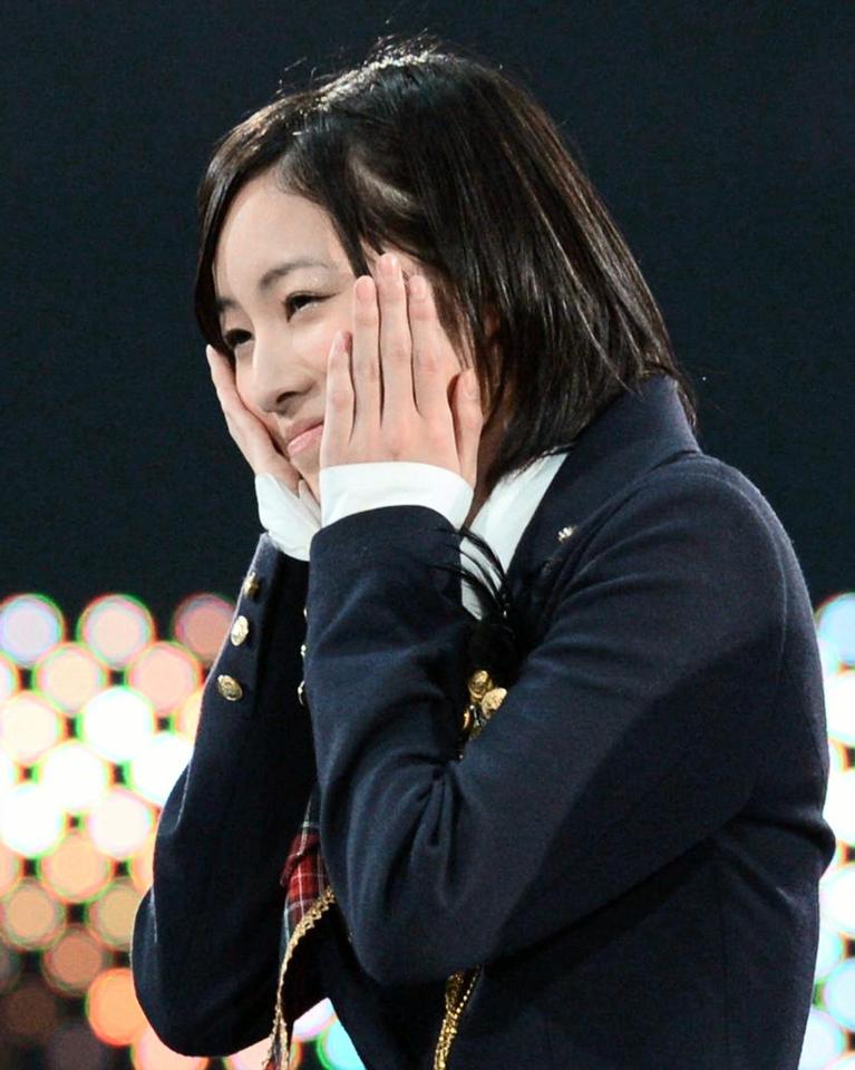 中村麻里子（右）に敗れ、顔を両手で覆う松井珠理奈＝日本武道館（撮影・吉澤敬太）