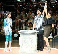 森川彩香（左）に勝ち、ポーズを決める阿部マリア＝日本武道館（撮影・西岡正）