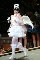 天使のコスプレで登場する朝長美桜＝日本武道館（撮影・西岡　正）