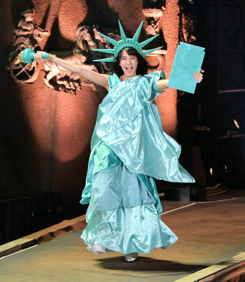 自由の女神にふんした平田梨奈が笑顔で登場する