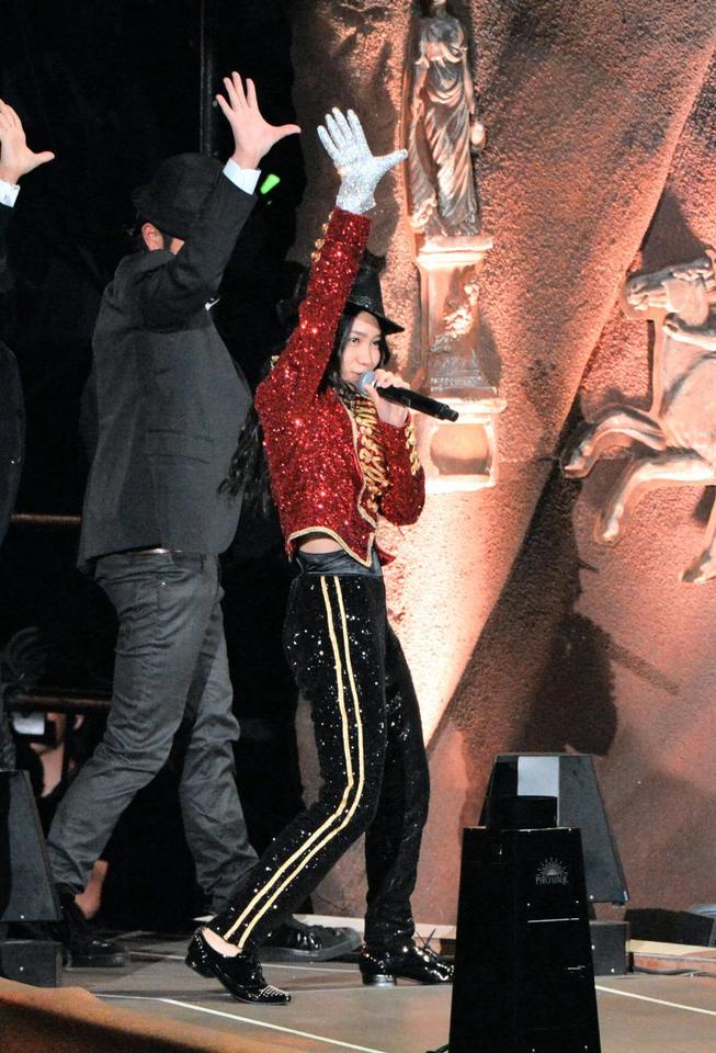 マイケル・ジャクソンのコスプレで登場する田野優花＝東京・日本武道館（撮影・田村亮介）