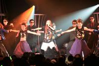 イベントのライブでダンスオーディションの入賞者たちと初共演する板野友美（中央）＝東京・新木場ＳＴＵＤＩＯ　ＣＯＡＳＴ（撮影・開出　牧）