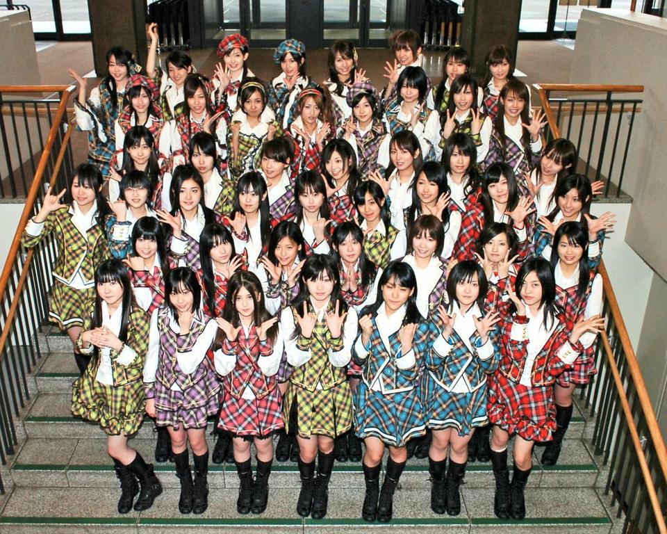 紅白歌合戦リハーサル後の記念撮影で笑顔を見せるＡＫＢ４８＝０７年１２月２９日、ＮＨＫホール