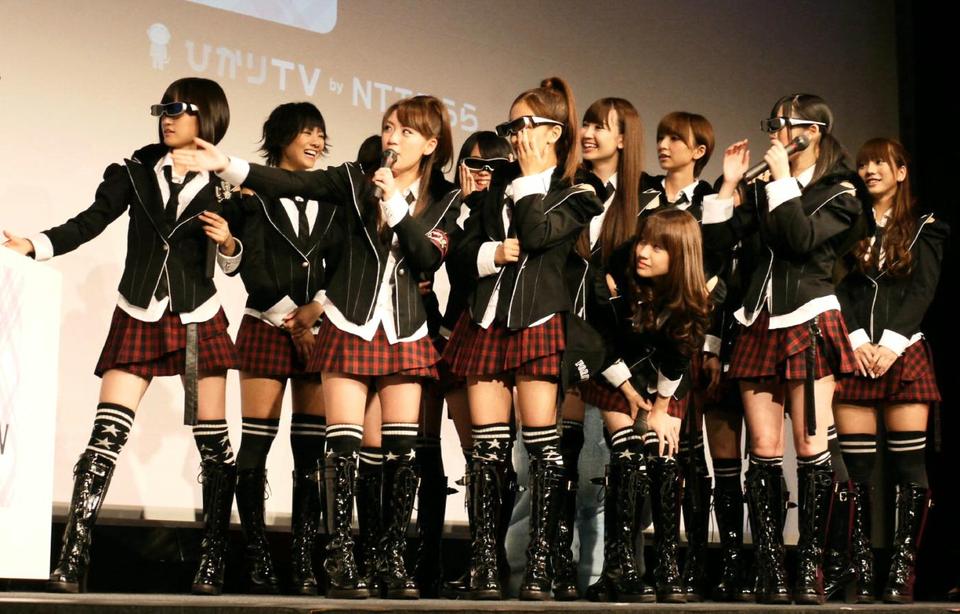 「ひかりＴＶ」で配信される３Ｄ化された自分たちの映像に驚く前田敦子（左端）ら＝１０年１０月４日、東京・原宿