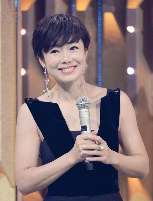 有働 由美子 人気 紅白 ドレス