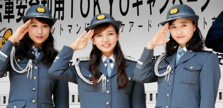 　「自転車安全利用　ＴＯＫＹＯキャンペーンｉｎ新宿通り」に登場した（左から）広瀬未花、にわみきほ、鈴木友梨＝東京・ＪＲ新宿駅前の新宿通り