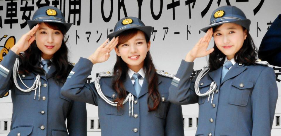 　「自転車安全利用　ＴＯＫＹＯキャンペーンｉｎ新宿通り」に登場した（左から）広瀬未花、にわみきほ、鈴木友梨＝東京・ＪＲ新宿駅前の新宿通り