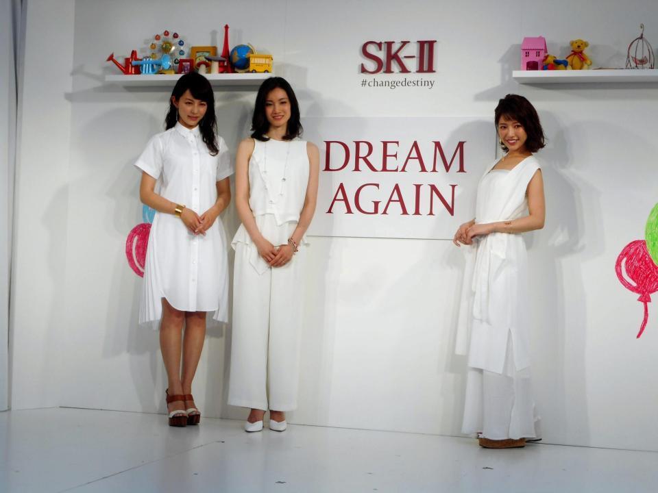 「ＳＫ－２　ＤＲＥＡＭ　ＡＧＡＩＮ～もう一度夢を見よう～」イベントに登場した（左から）平井理央、荒川静香、舟山久美子＝東京・渋谷のＰＡＲＣＯ公園通り広場