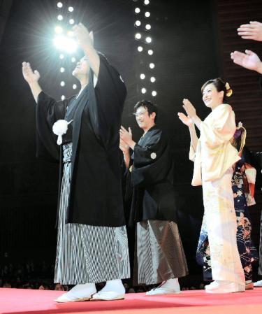 客席に感謝の意を表す西田敏行（左）に拍手を送る堺雅人と菅野美穂＝東京都内