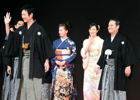 客席のファンに手を振り登場した（左から）堺雅人、尾野真千子、菅野美穂、西田敏行＝東京国際フォーラム