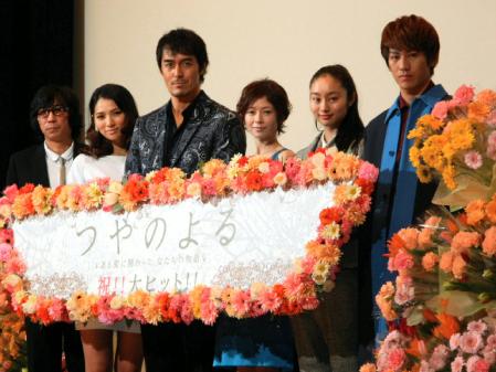 映「つやのよる」の初日舞台あいさつに出席した（左から）行定勲監督、野波麻帆、阿部寛、真木よう子、忽那汐里、永山絢斗＝東京・有楽町の丸の内ＴＯＥＩ