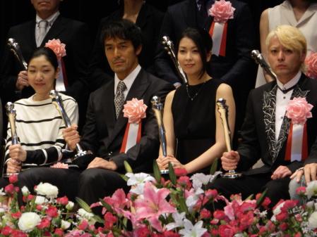 　「第３４回ヨコハマ映画祭」受賞会に出席した（左から）安藤サクラ、阿部寛、松たか子、山田孝之＝神奈川・横浜の関内ホール
