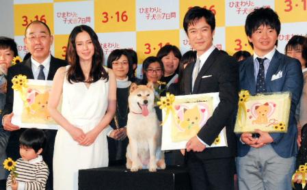 出演映画のイベントに出席した（左から）でんでん、中谷美紀、犬のイチ、堺雅人、、オードリーの若林正恭＝東京・銀座フェニックスプラザ　フェニックスホール