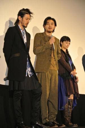 司会者からの珍質問に困惑の連続だった（左から）オダギリジョー、松田龍平、宮崎あおい＝東京・有楽町
