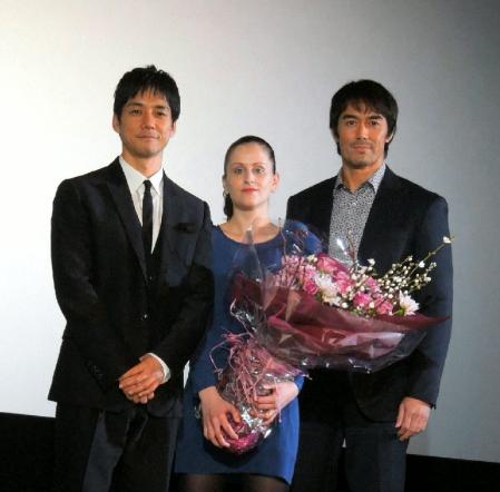 　舞台あいさつした（左から）西島秀俊、オドレィ・フーシェ監督、阿部寛＝東京・新宿区のシネマート新宿