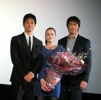 　舞台あいさつした（左から）西島秀俊、オドレィ・フーシェ監督、阿部寛＝東京・新宿区のシネマート新宿
