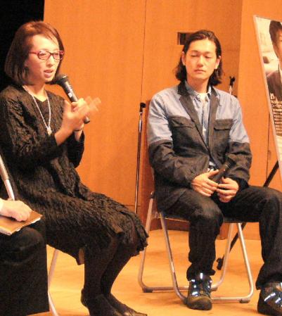 トークショーで作品への思いを語るヤン・ヨンヒ監督（左）と井浦新（右）＝大阪市内