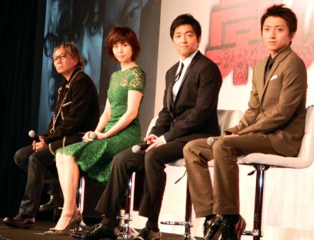 映「藁の楯」の会見に出席した（左から）三池崇史監督、松嶋菜々子、大沢たかお、藤原竜也