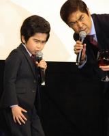 　映画「コドモ刑事」の完成披露試写会でゆうたろう（右）と初対面した鈴木福