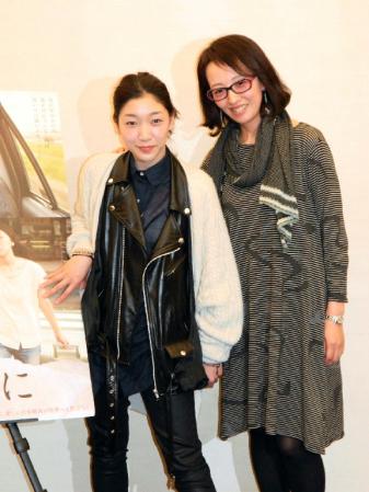 「かぞくのくに」の上映会に出席した（左から）安藤サクラ、ヤン・ヨンヒ監督＝東京・新宿の角川シネマ